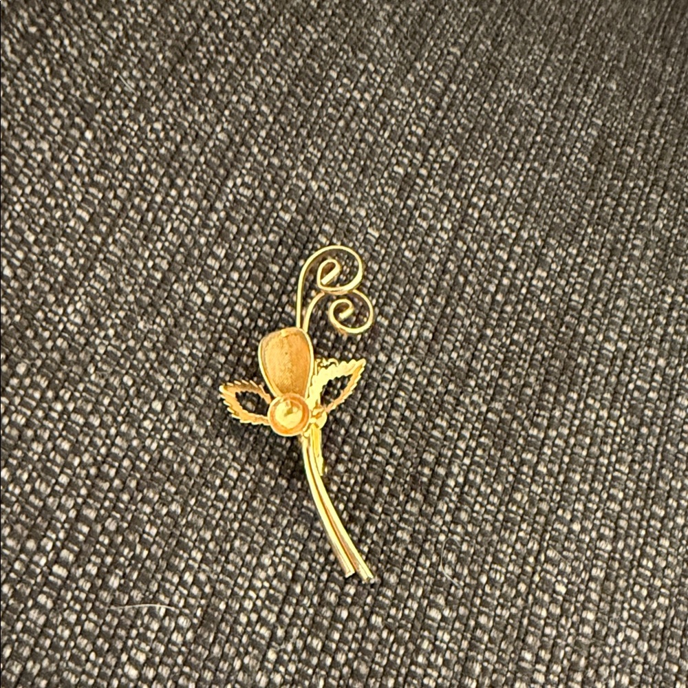 Elegant Gold Floral Brooch